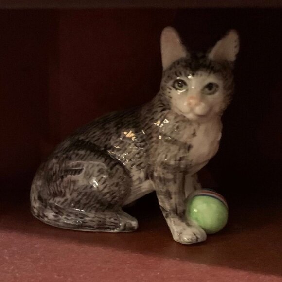 Willabee & Ward Captivating Cats Collection w/ Display Shelf (10 Cat Figurines) - Picture 7 of 8